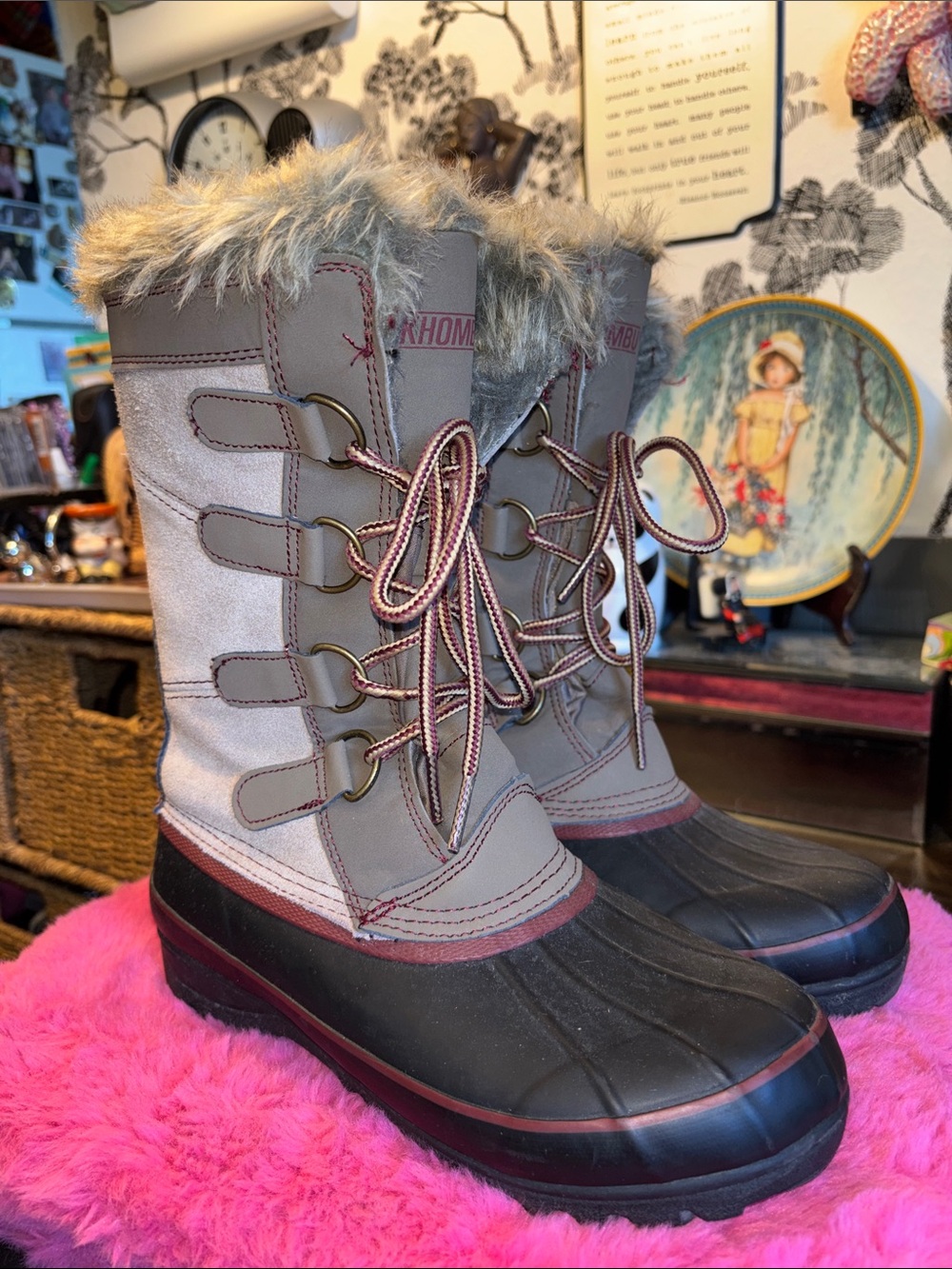 EUC Khombu Women's North Star winter snow boots featuring a tan suede up